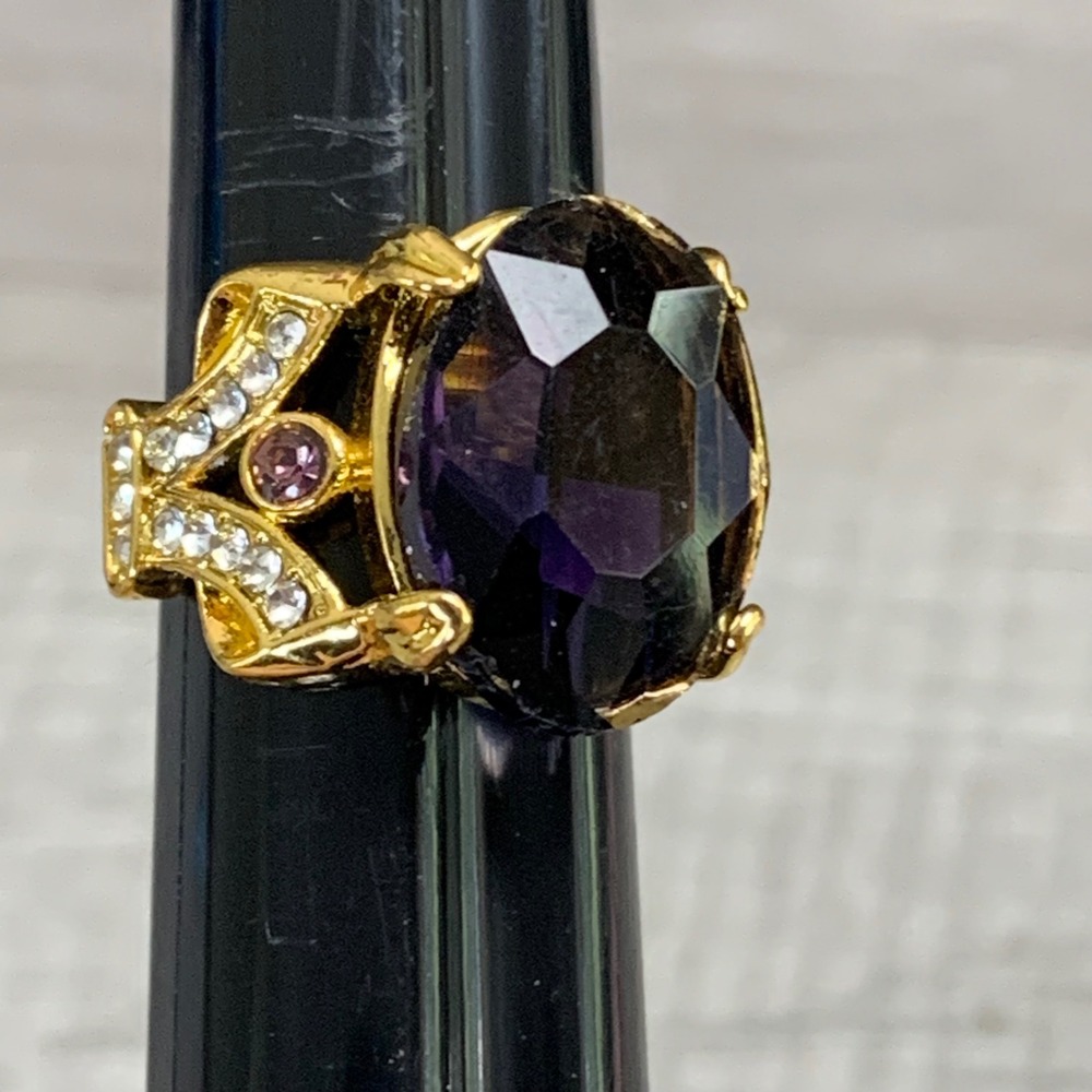 Gold Tone Purple Crystal Oval Cocktail Ring Rhinestone Accents Size 6.25